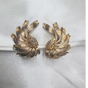 Vintage Lisner Floral Clip-On Earrings• 1960s Sculptural Design